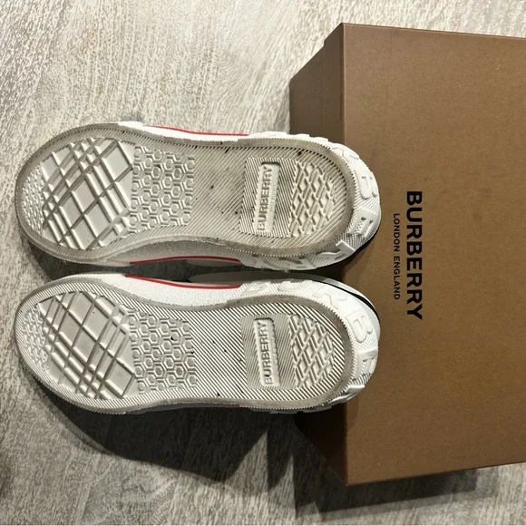 Burberry Low Top Trainer white size 44 great condition - Picture 5 of 6